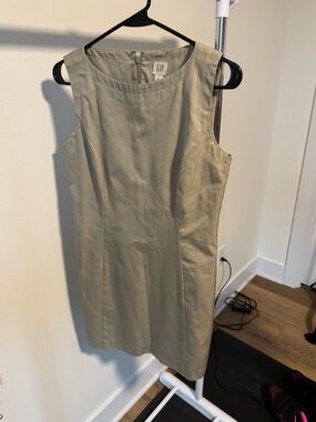 Gap sleeveless shift dress in a neutral beige women’s size 6